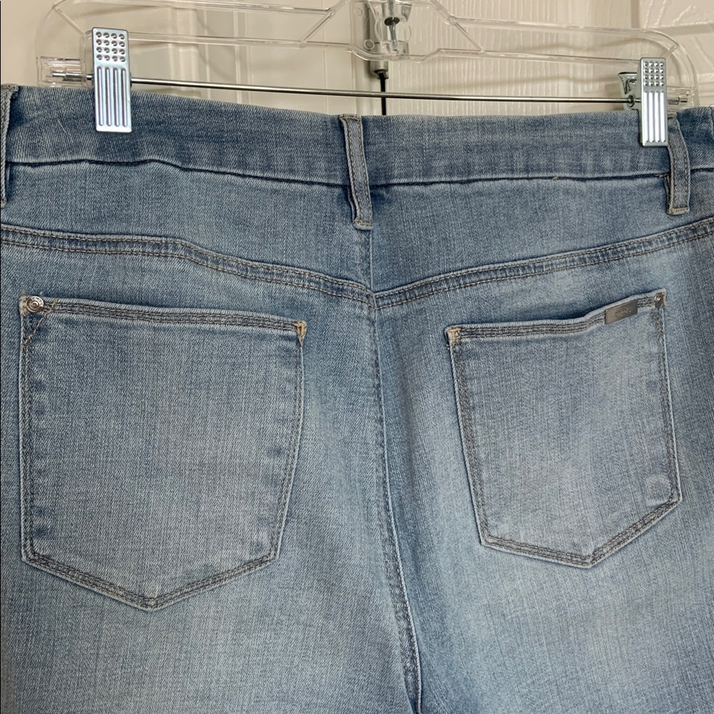 Chicos ankle crop lite wash jeans - Picture 3 of 5